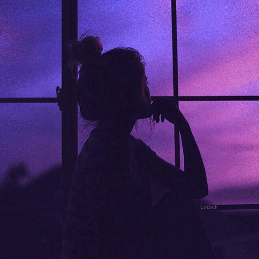 shadow 桌布 壁紙 — 一個束著髮髻的人的剪影，正透過窗戶凝視著充滿活力的紫色和粉紅色暮色天空。