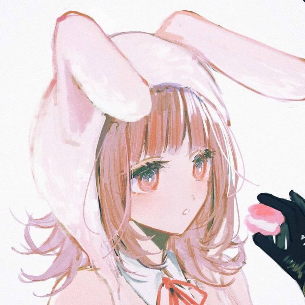 動漫女孩 桌布 壁紙 — 一個柔和的動漫女孩，長著兔耳朵和粉紅色頭髮，溫柔地凝視著一隻戴手套的手遞給她一個粉紅色馬卡龍。