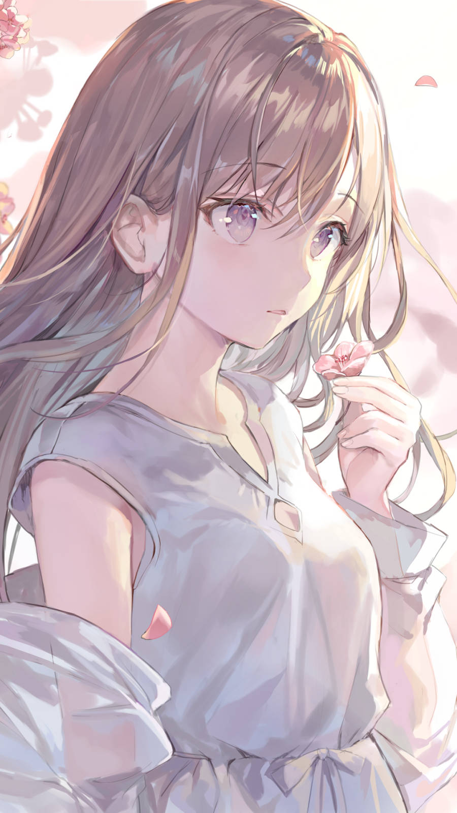 動漫女孩 桌布 壁紙 — 一個柔和的動漫女孩，長長的棕色頭髮，在粉彩粉紅色的天空下拿著櫻花。