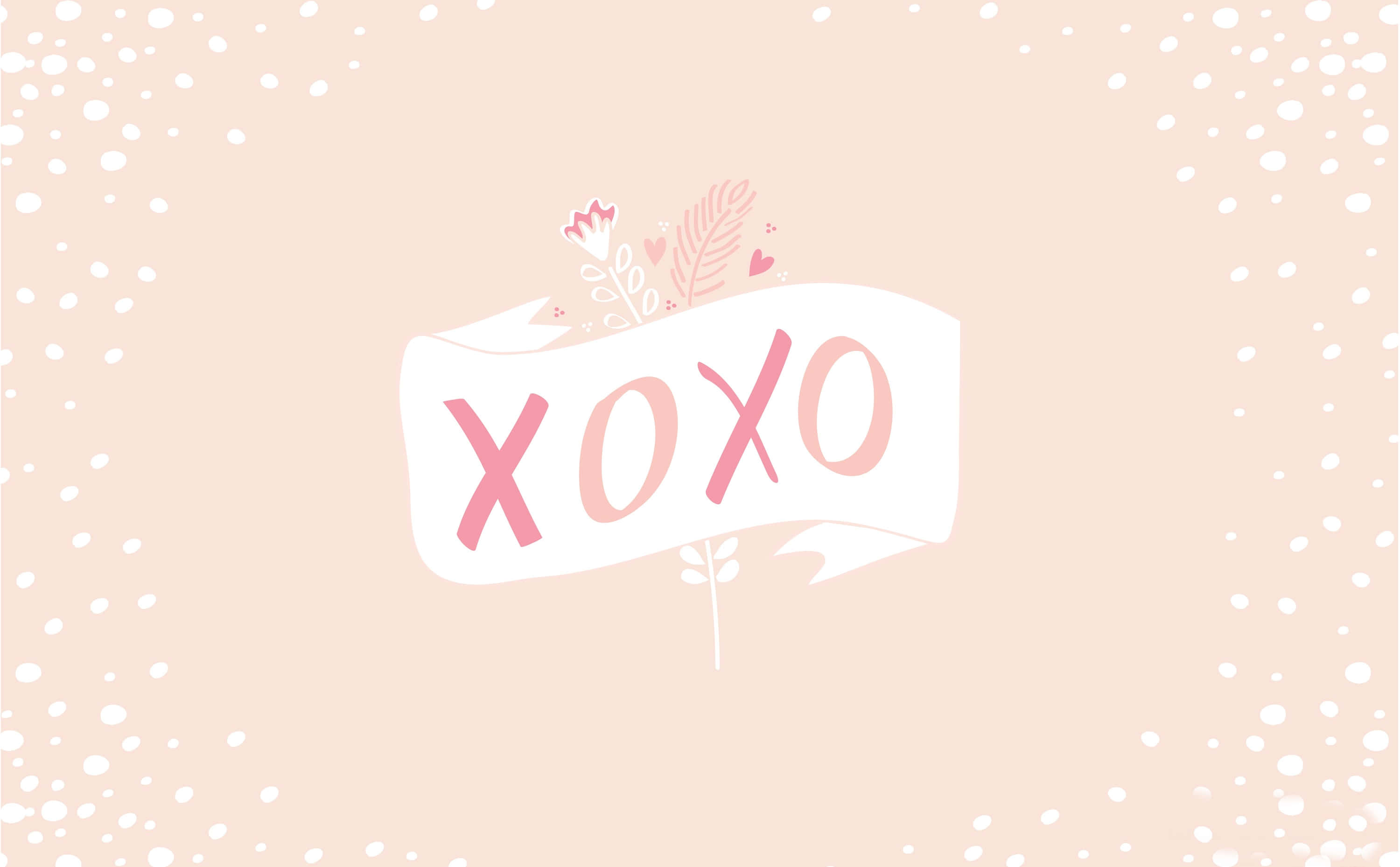 桌布 壁紙 — 一個柔和的粉紅色橫幅，帶有手寫風格的「XOXO」，周圍環繞著精緻的花卉元素和白色斑點，背景為腮紅色。