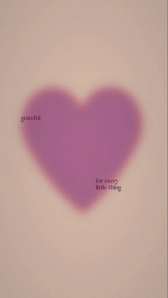 Pink Heart 桌布 壁紙 — 一個柔和的紫色心形，上面寫著感激每一件小事，背景是柔和的粉紅色。
