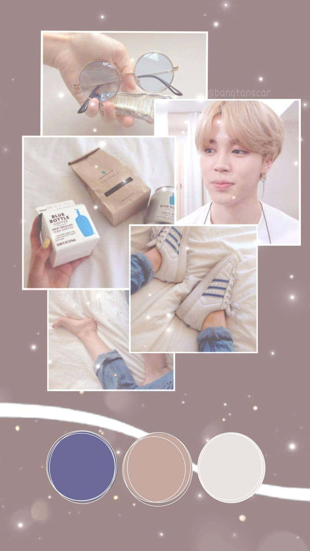 Jimin Aesthetic 桌布 壁紙 — 一個柔和粉彩拼貼，人物有金髮、運動鞋、太陽眼鏡和Blue Bottle咖啡產品，背景是閃閃發光的紫紅色。