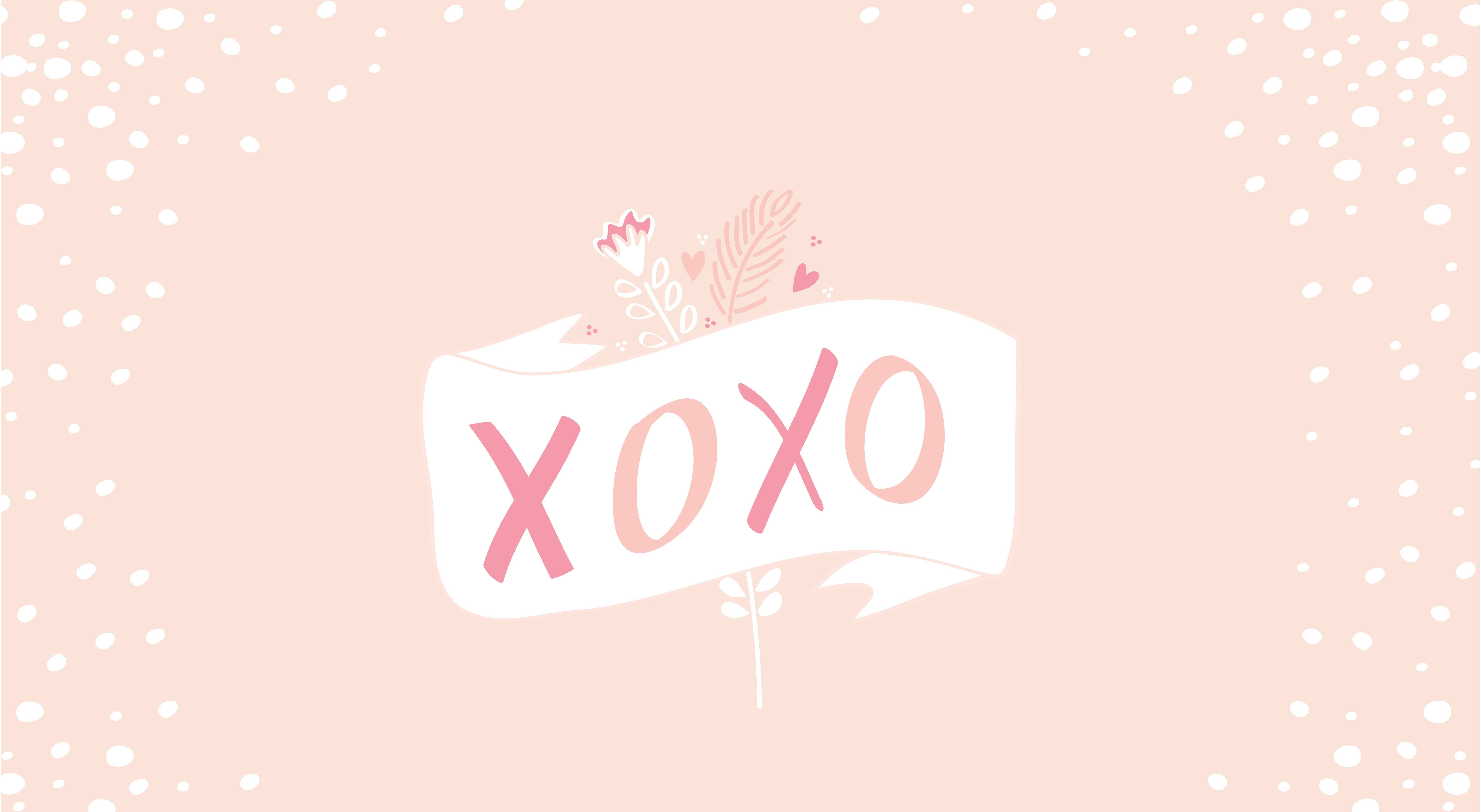 Peach 桌布 壁紙 — 一個柔和粉紅色的橫幅，以俏皮的字體寫著「XOXO」，並在點點腮紅背景上點綴著小花和心形圖案。