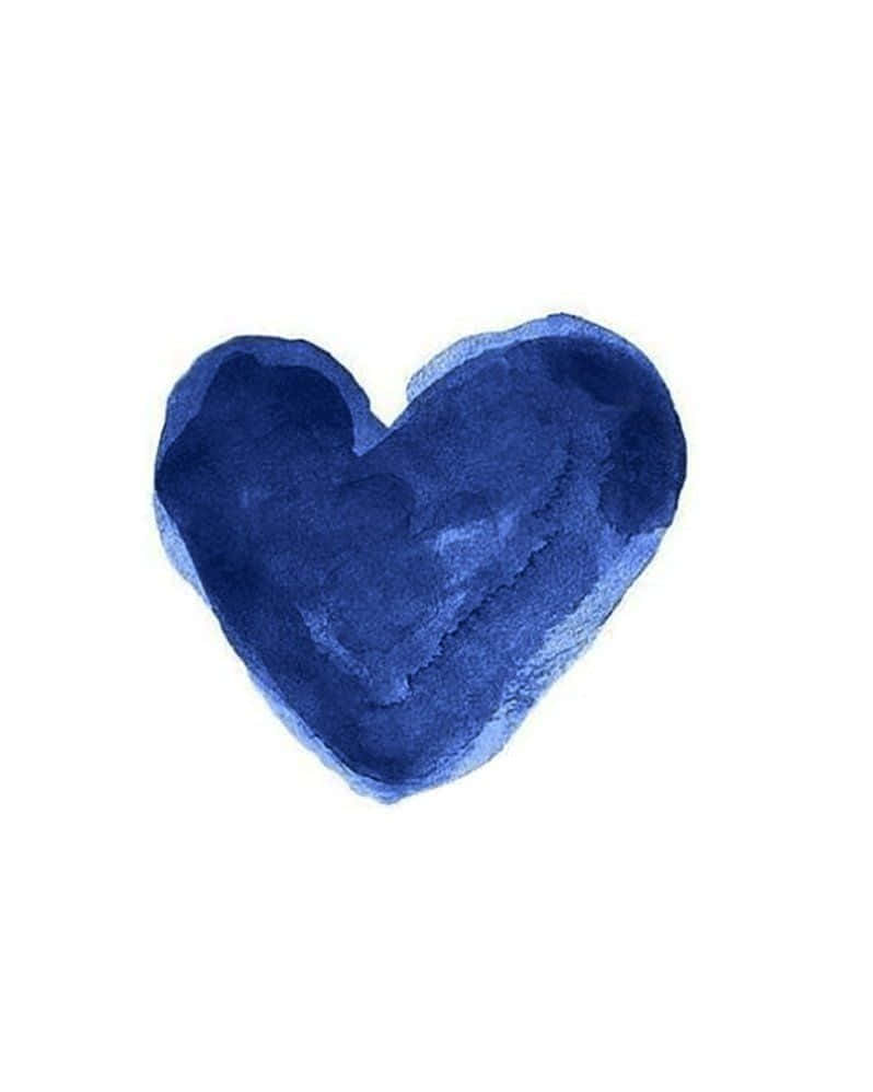 Blue Heart 桌布 壁紙 — 一個柔和藍色水彩心形，帶有輕柔漸層和紋理筆觸，置於潔白背景上。