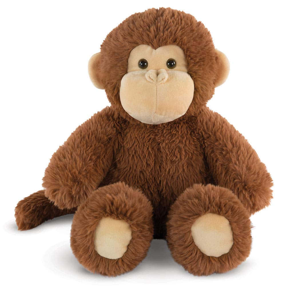 Cuddly 桌布 壁紙 — 一個柔軟的棕色毛絨猴子玩具直立在潔淨的白色背景前，下方有柔和的陰影。