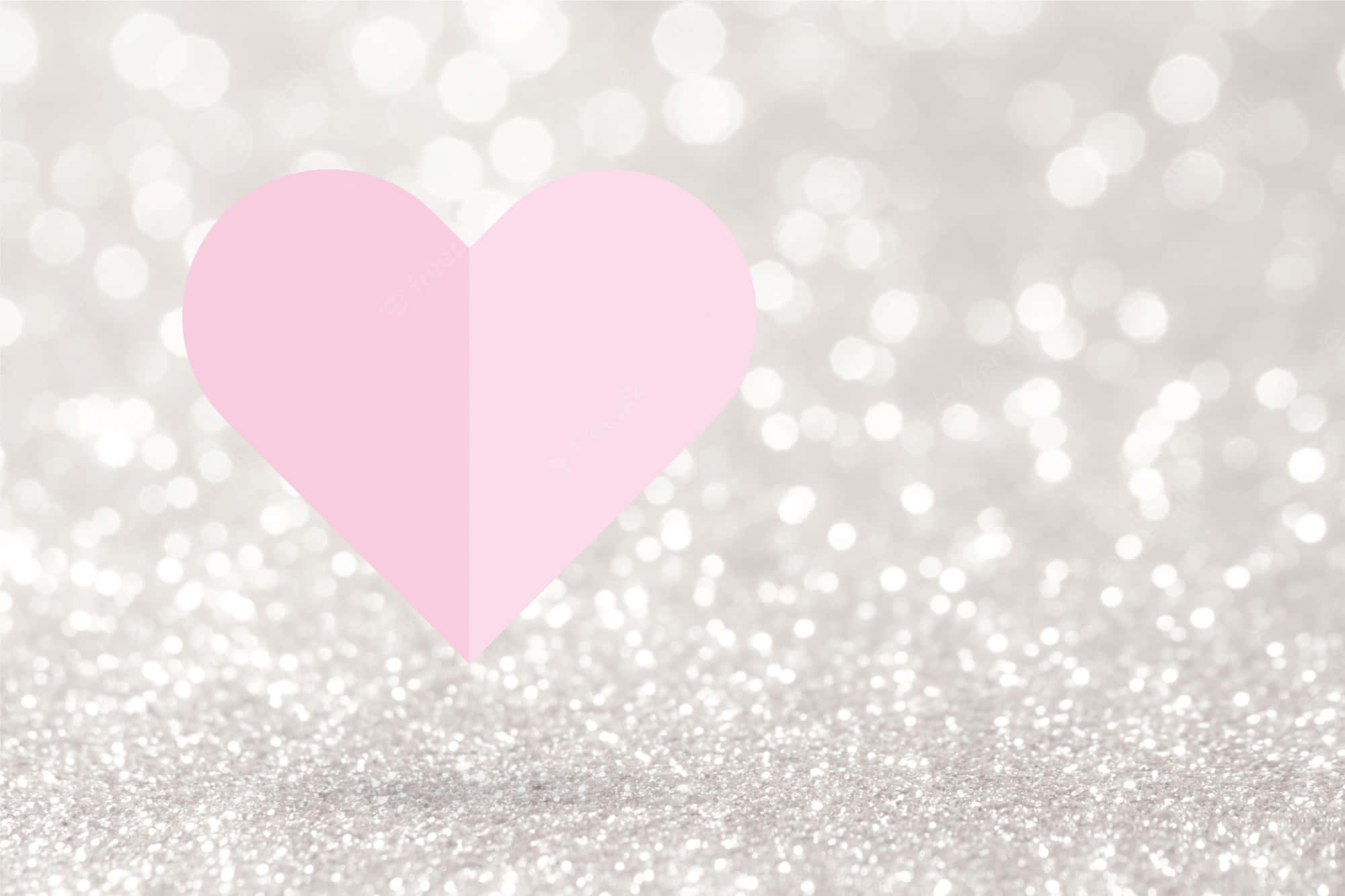 Glitter Pink Hearts 桌布 壁紙 — 一個柔軟的粉紅色心形放在閃閃發光的銀色亮粉表面上，背景有散景燈光。
