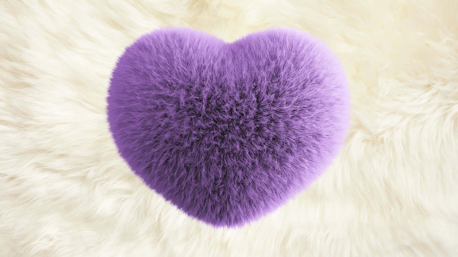 Heart 桌布 壁紙 — 一個柔軟的紫色心形枕頭放在柔軟的白色毛絨表面上。