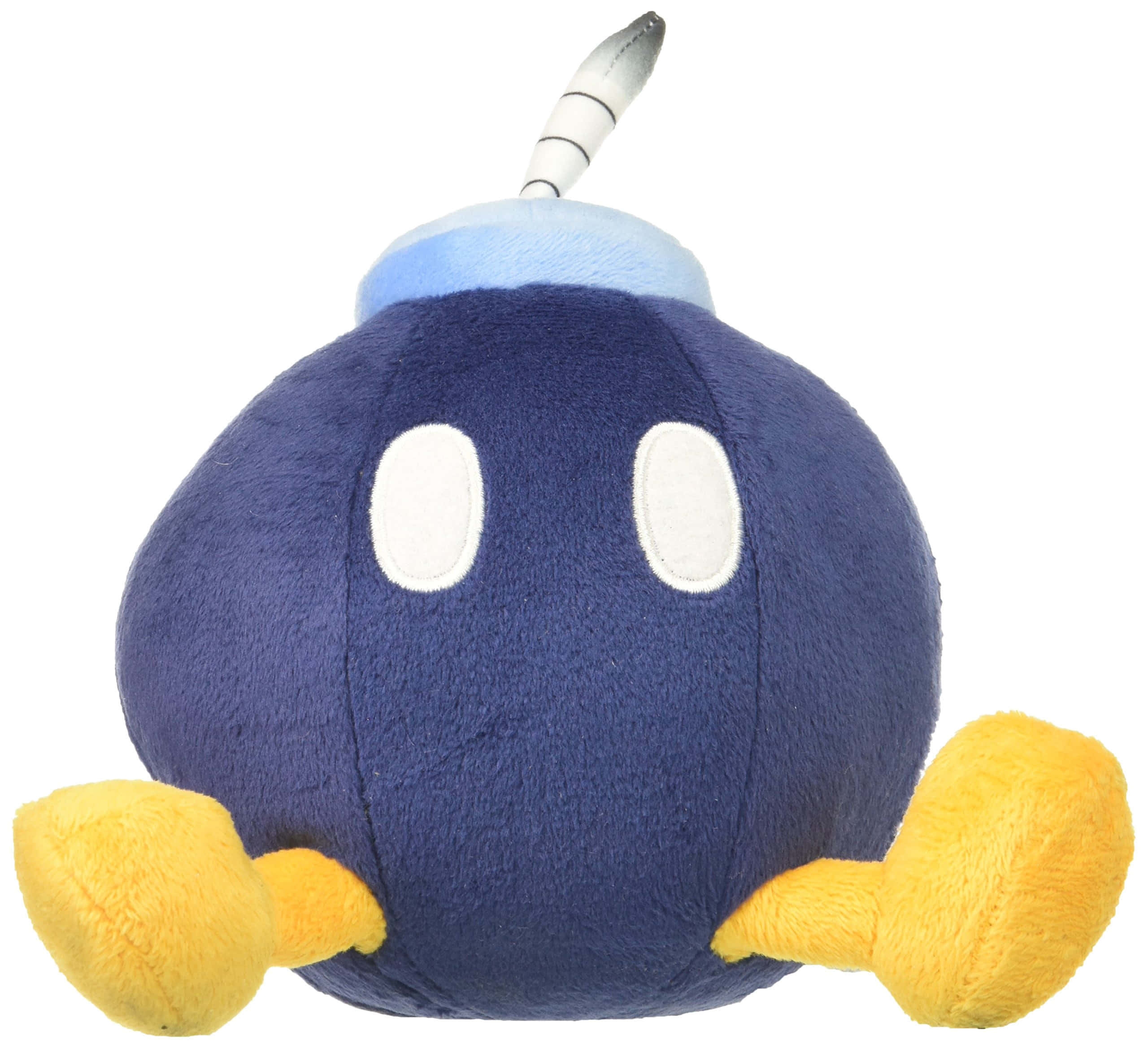 Bob-omb 桌布 壁紙 — 一個柔軟的藍色毛絨炸彈兵，有白色眼睛、黃色腳和條紋引信，坐在白色背景前。