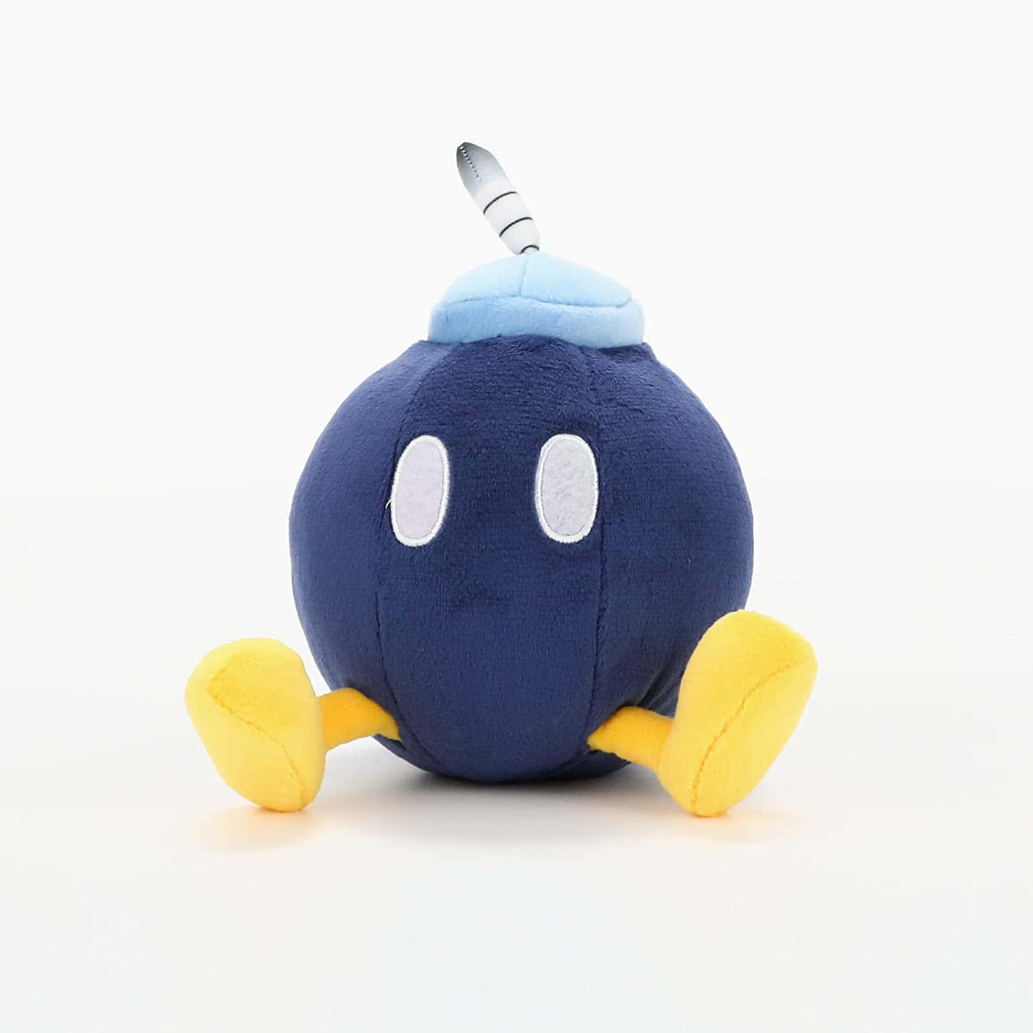 Bob-omb 桌布 壁紙 — 一個柔軟的藍色炸彈角色，有白色眼睛、黃色腳和一頂淺藍色帽子，坐在純白色背景前。