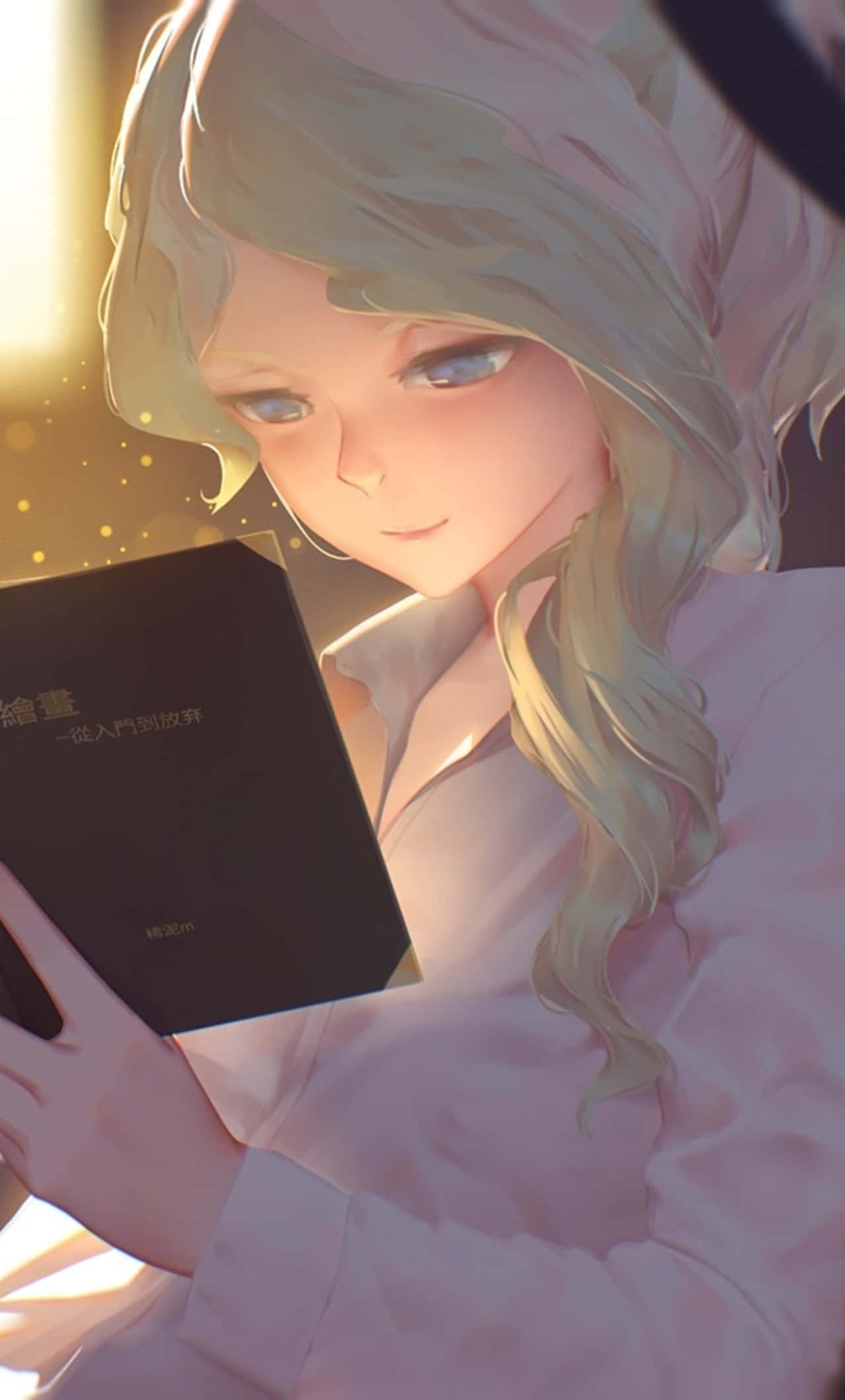 動漫女孩 桌布 壁紙 — 一個柔軟的金髮動漫女孩在溫暖的金色光芒和漂浮的閃爍中閱讀一本書。
