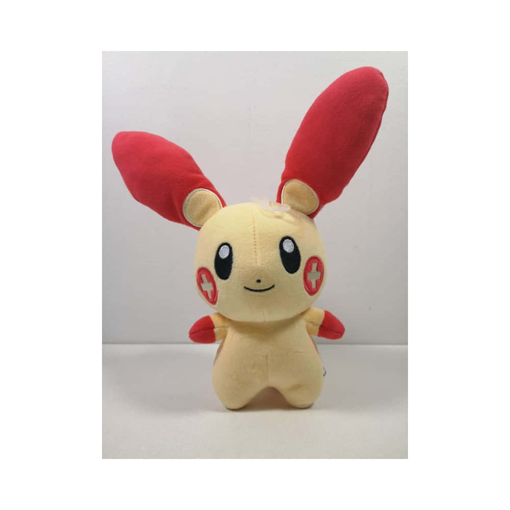 Plusle 桌布 壁紙 — 一個柔軟的黃色毛絨玩具，有紅色耳朵和臉頰，站在純白色背景前。