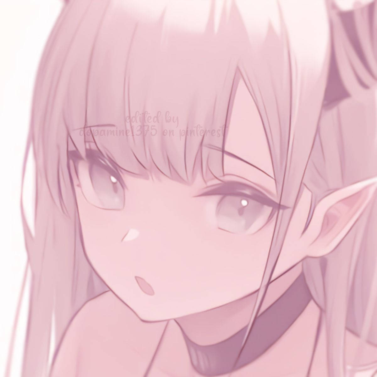 動漫女孩 桌布 壁紙 — 一個柔軟粉紅色的動漫女孩，擁有精靈耳朵和大眼睛，在淡色背景下溫柔地凝視。