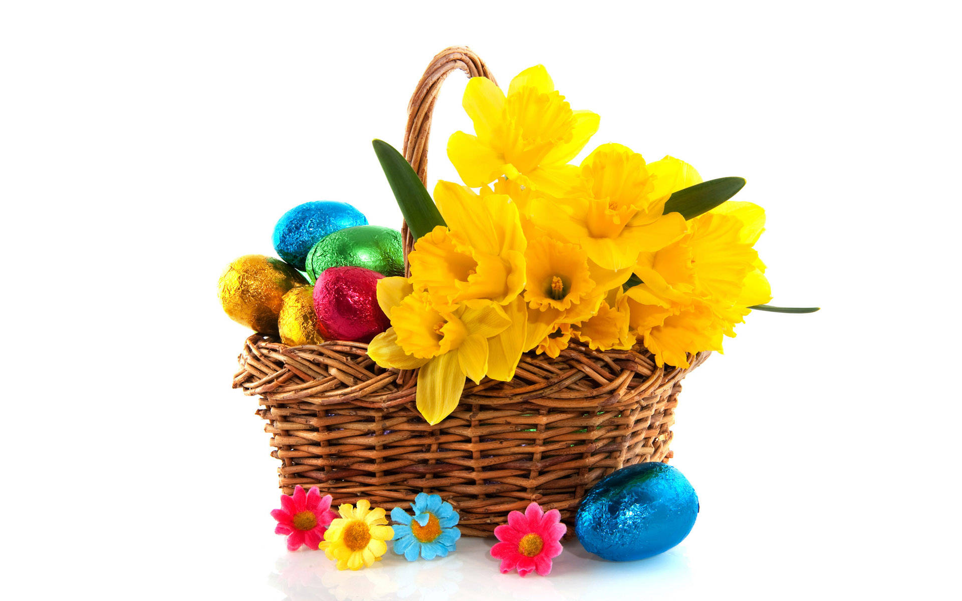 Cute Easter 桌布 壁紙 — 一個柳條籃子，裝滿了鮮豔的黃色水仙花和色彩繽紛的箔紙包裹的復活節彩蛋，背景是純白色。