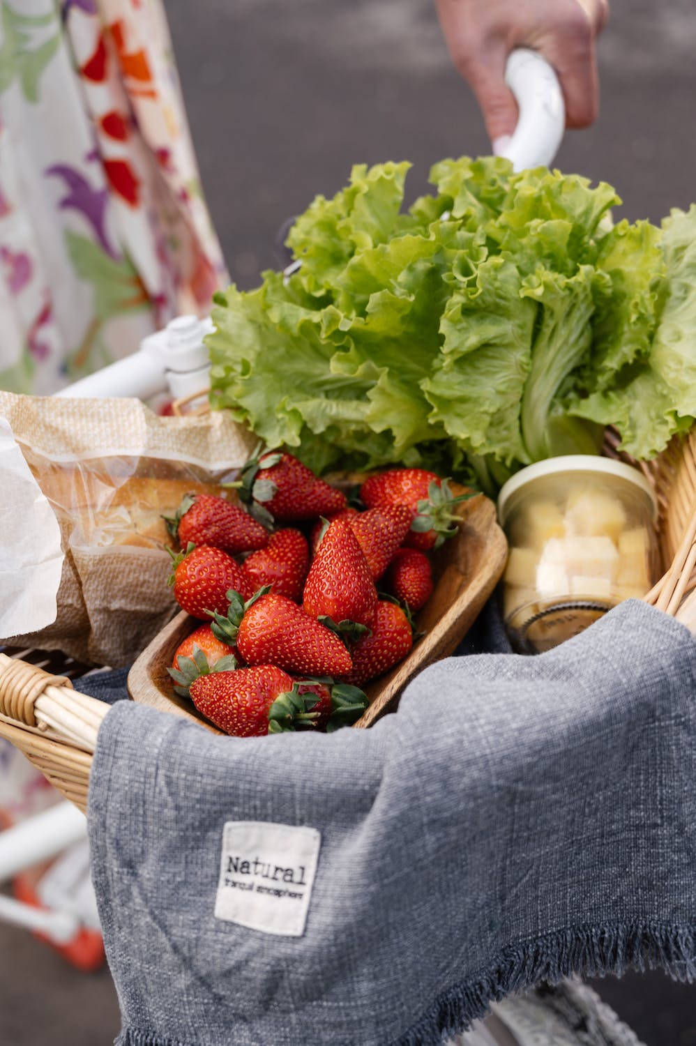 Vegetables 桌布 壁紙 — 一個柳條籃的特寫，裡面裝滿新鮮草莓、生菜和起司，上面蓋著一塊灰色布。