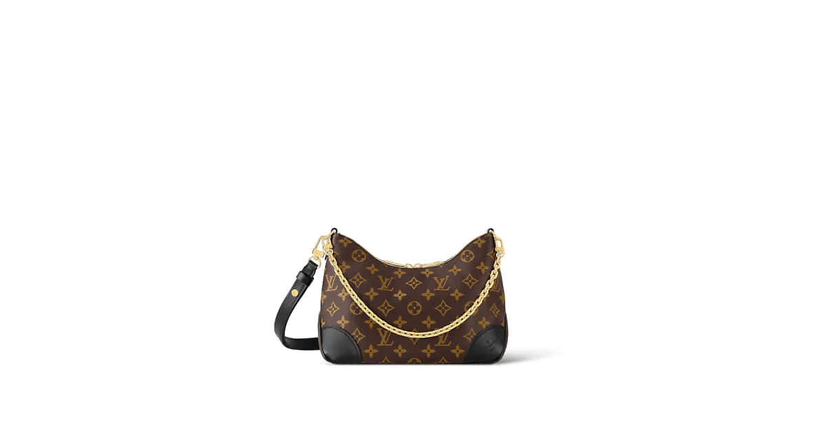 路易威登 桌布 壁紙 — 一個棕色 Louis Vuitton 字母組合單肩包，配有金色鏈條肩帶和黑色皮革飾邊，背景為白色。