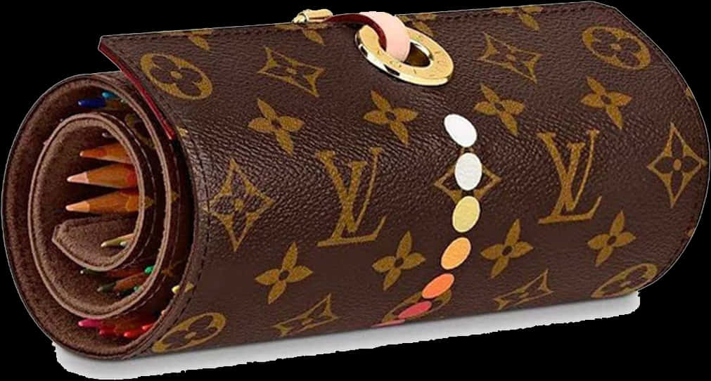 Louis Vuitton Pattern 桌布 壁紙 — 一個棕色Louis Vuitton monogram帆布鉛筆盒打開，露出裡面的彩色鉛筆。