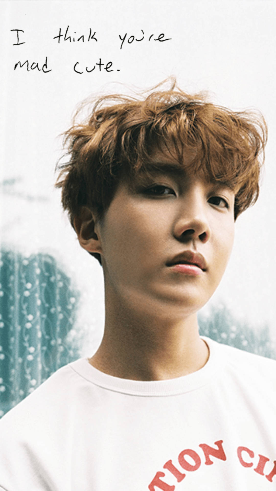 jhope 桌布 壁紙 — 一個棕色亂髮的年輕男子，穿著白色T恤，在模糊的水紋背景前若有所思地凝視。