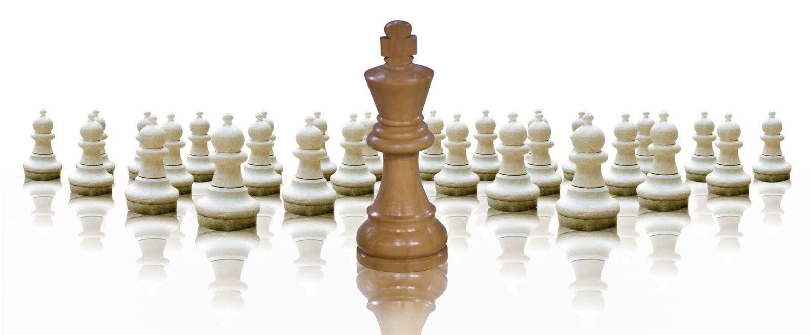 國王 桌布 壁紙 — 一個棕色國際象棋國王突出地站在一排白色國際象棋棋子前面，位於反光的白色表面上。