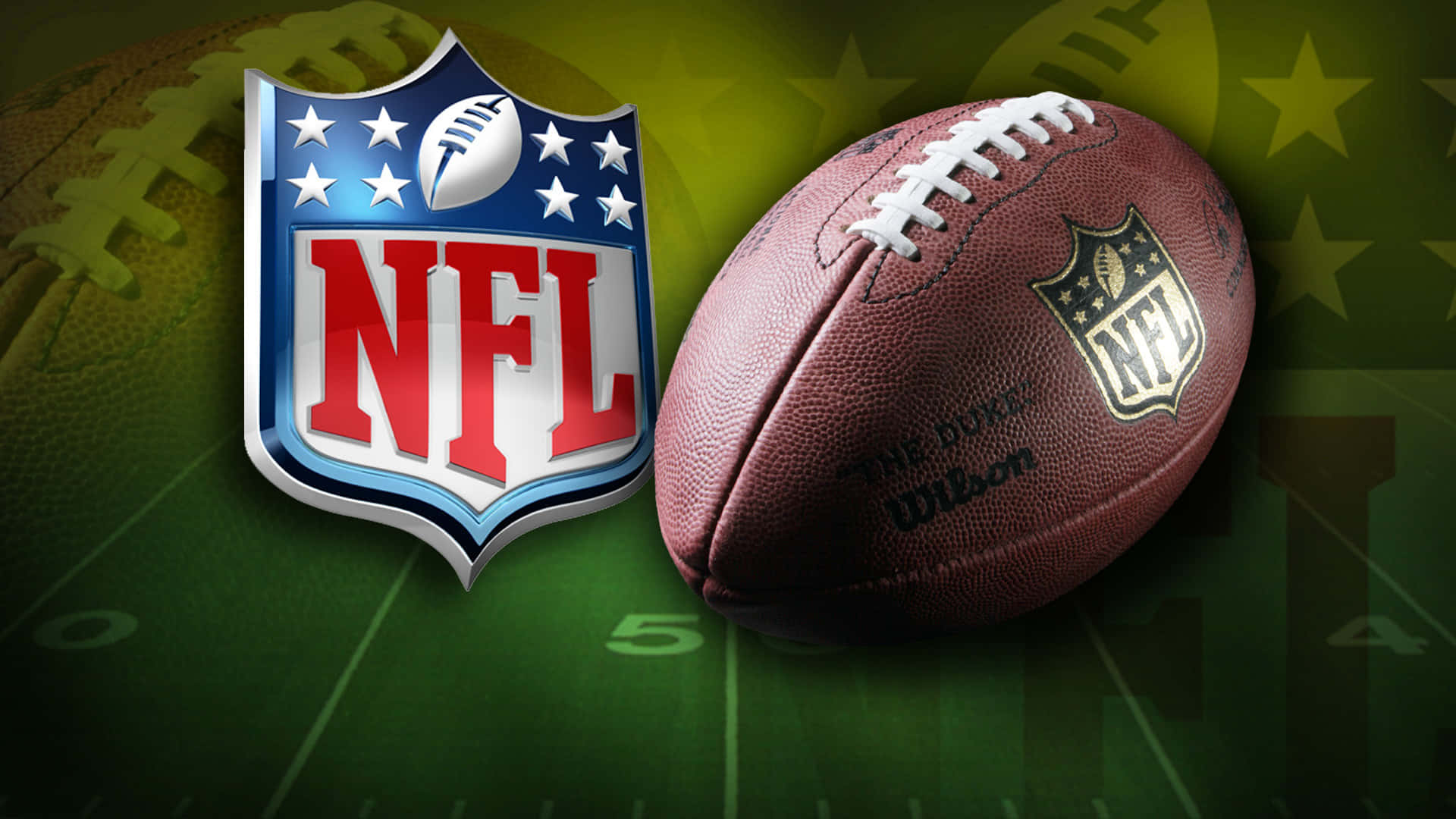 NFL 桌布 壁紙 — 一個棕色皮革NFL美式足球放在綠色帶有碼線的足球場上，旁邊是官方NFL盾牌標誌。