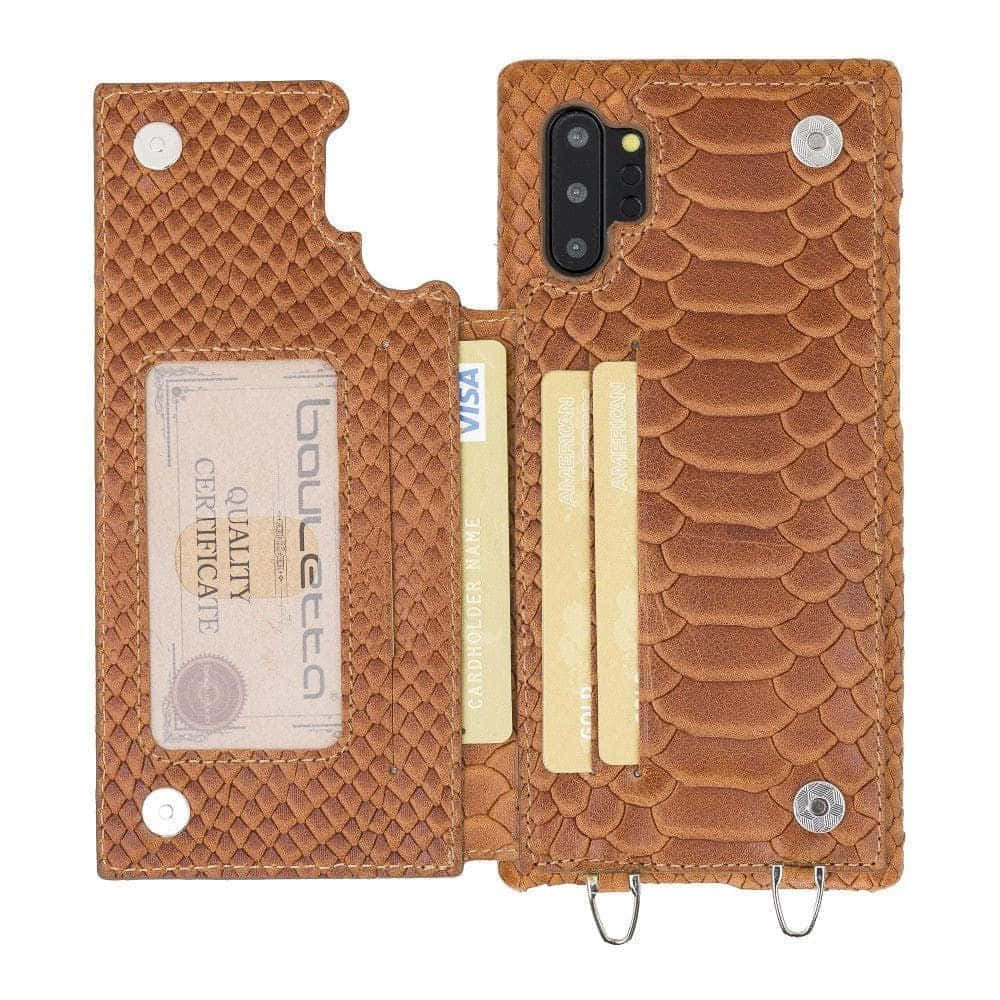 Note 10 桌布 壁紙 — 一個棕色蛇皮紋錢包手機殼打開，露出卡槽和品質證書。