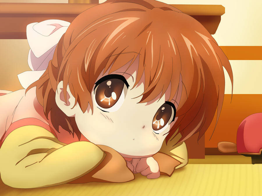 Clannad 桌布 壁紙 — 一個棕色頭髮、大眼睛的Q版動漫女孩趴在木地板上，可愛地抬頭看。