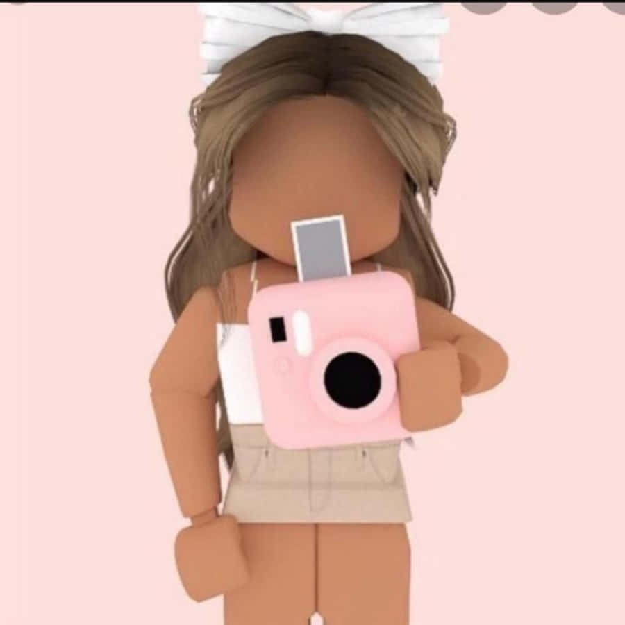 Aesthetic Roblox 桌布 壁紙 — 一個棕色頭髮、戴白色蝴蝶結的Roblox角色，在柔和的粉紅色背景前拿著一台粉紅色拍立得相機。