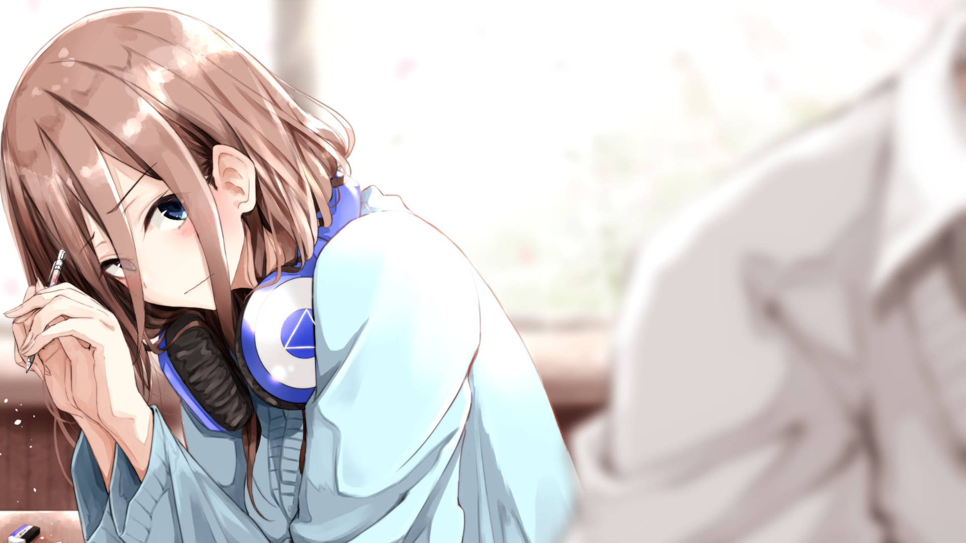 miku 桌布 壁紙 — 一個棕色頭髮、戴著藍色耳機的年輕動漫女孩，拿著筆靠近臉龐，若有所思地傾斜著。