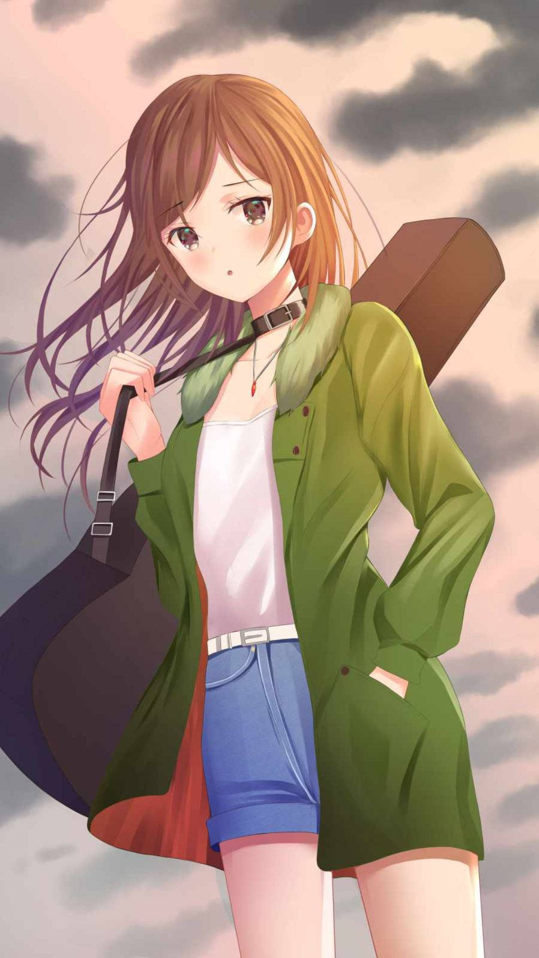 穿著綠色外套的動漫女孩在多雲的天空下拿著袋子 — 吉他動圖 壁紙