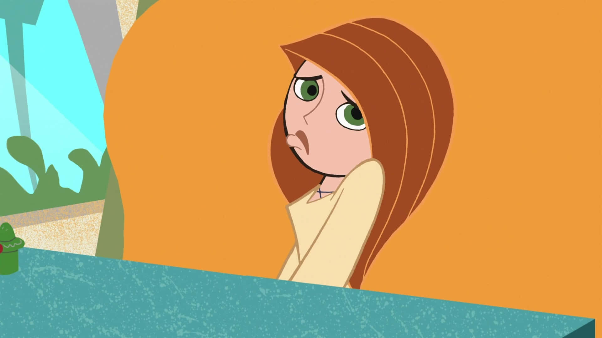 kim possible 桌布 壁紙 — 一個棕色頭髮、綠色眼睛的卡通女孩，憂心忡忡地從藍色櫃檯後面探出頭來。