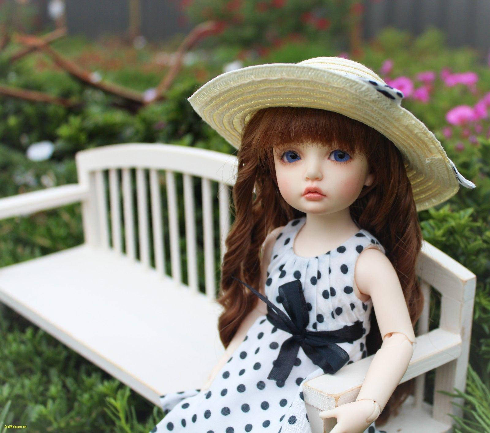 Doll 桌布 壁紙 — 一個棕色頭髮、藍色眼睛的洋娃娃坐在白色長椅上，穿著圓點裙和草帽，周圍環繞著綠色植物和粉紅色花朵。