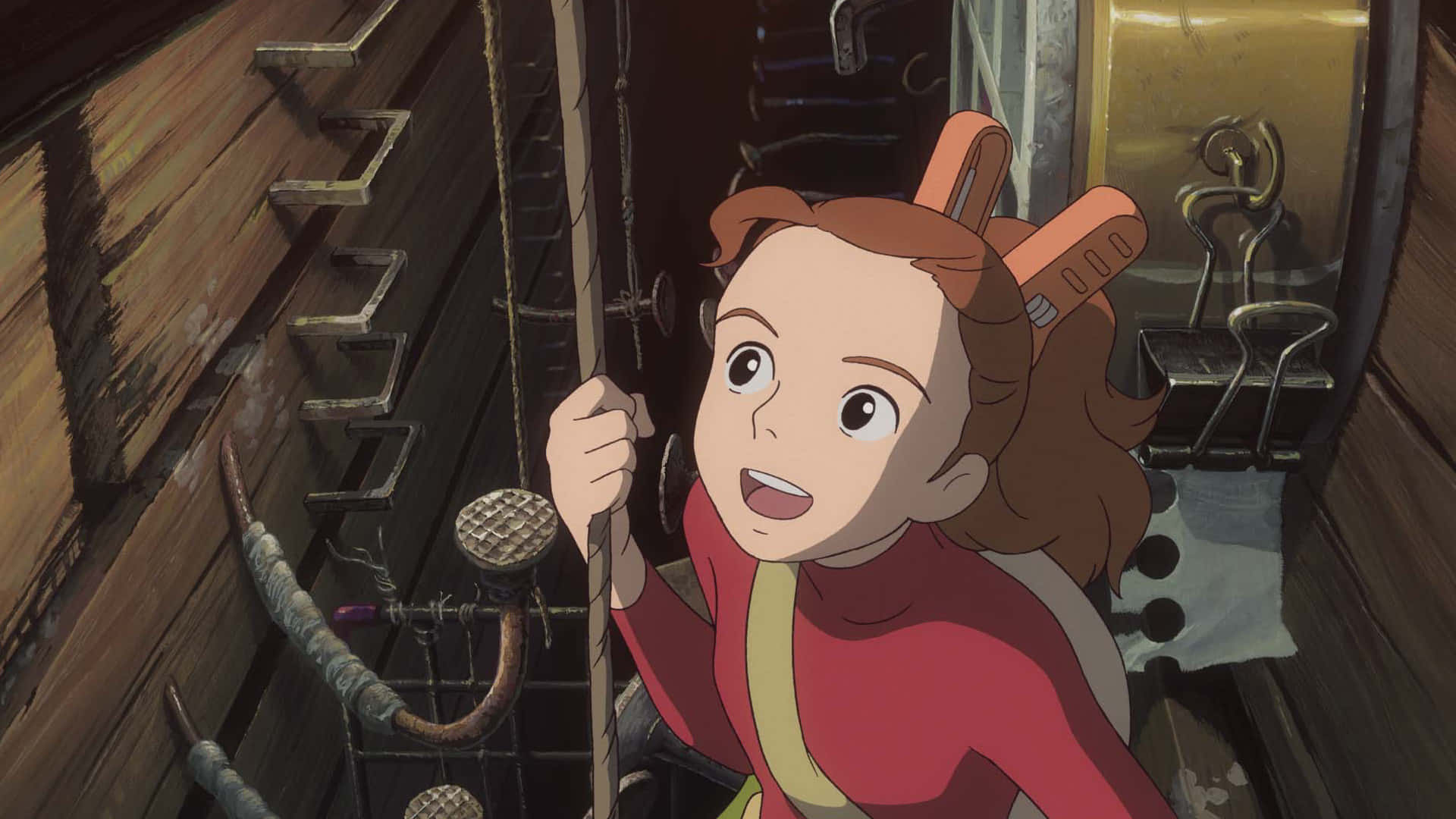 The Secret World Of Arrietty 桌布 壁紙 — 一個棕色頭髮、身穿紅色上衣的年輕女孩，在一個充滿繩索和金屬配件的昏暗木製船艙內攀爬繩梯。
