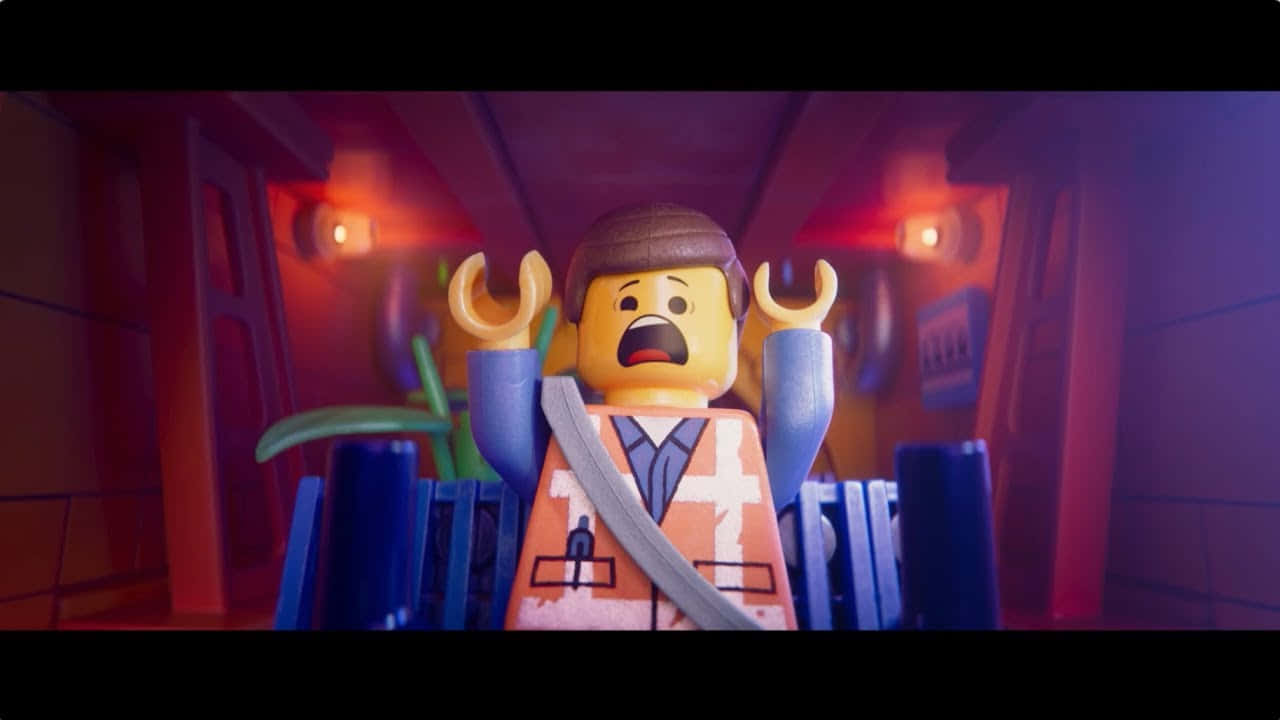 樂高 桌布 壁紙 — 一個棕色頭髮、雙手是扳手的LEGO迷你人偶在昏暗的紅色和紫色走廊中尖叫。