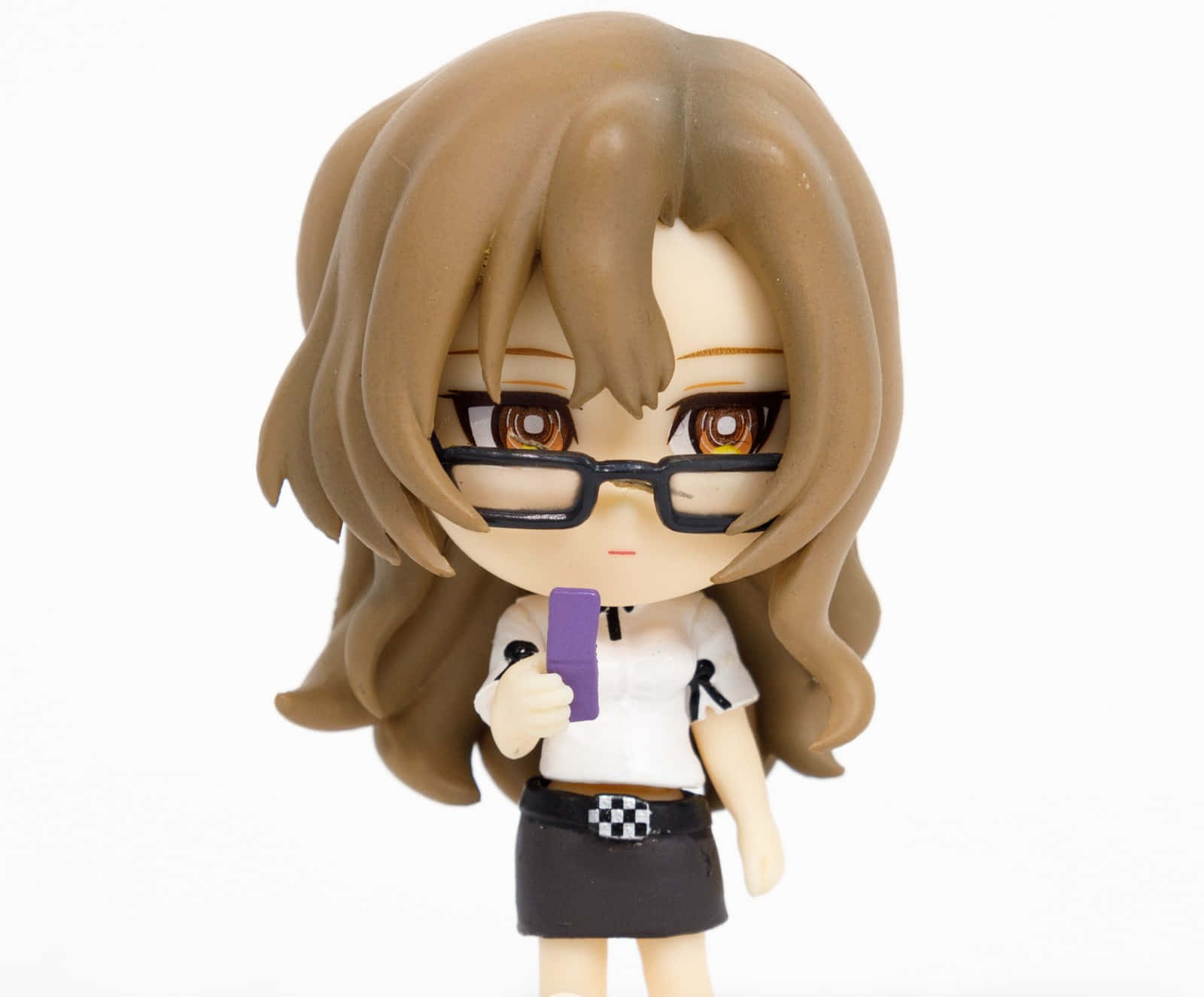 Moeka Kiryu 桌布 壁紙 — 一個棕色頭髮戴眼鏡的Q版動漫公仔，在純白色背景前拿著一部紫色手機。