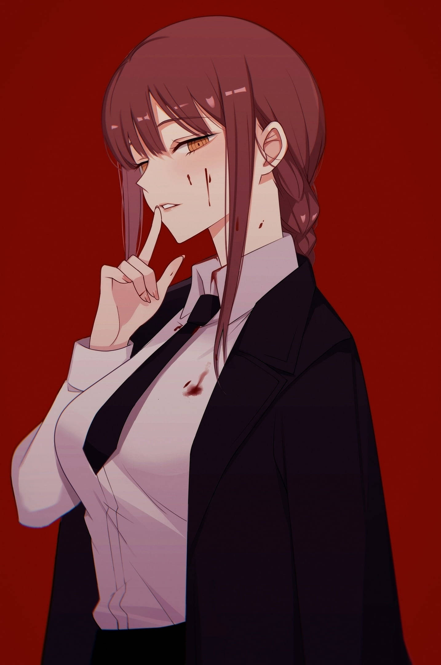 動漫女孩 桌布 壁紙 — 一個棕色頭髮的動漫女孩，襯衫上有血跡，在深紅色背景前將手指放在嘴唇上。