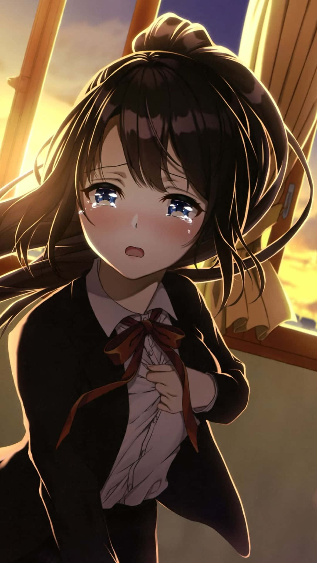 動漫 桌布 壁紙 — 一個棕色頭髮的動漫女孩穿著校服站在窗邊，金色的夕陽灑在她的臉上，她正在哭泣。