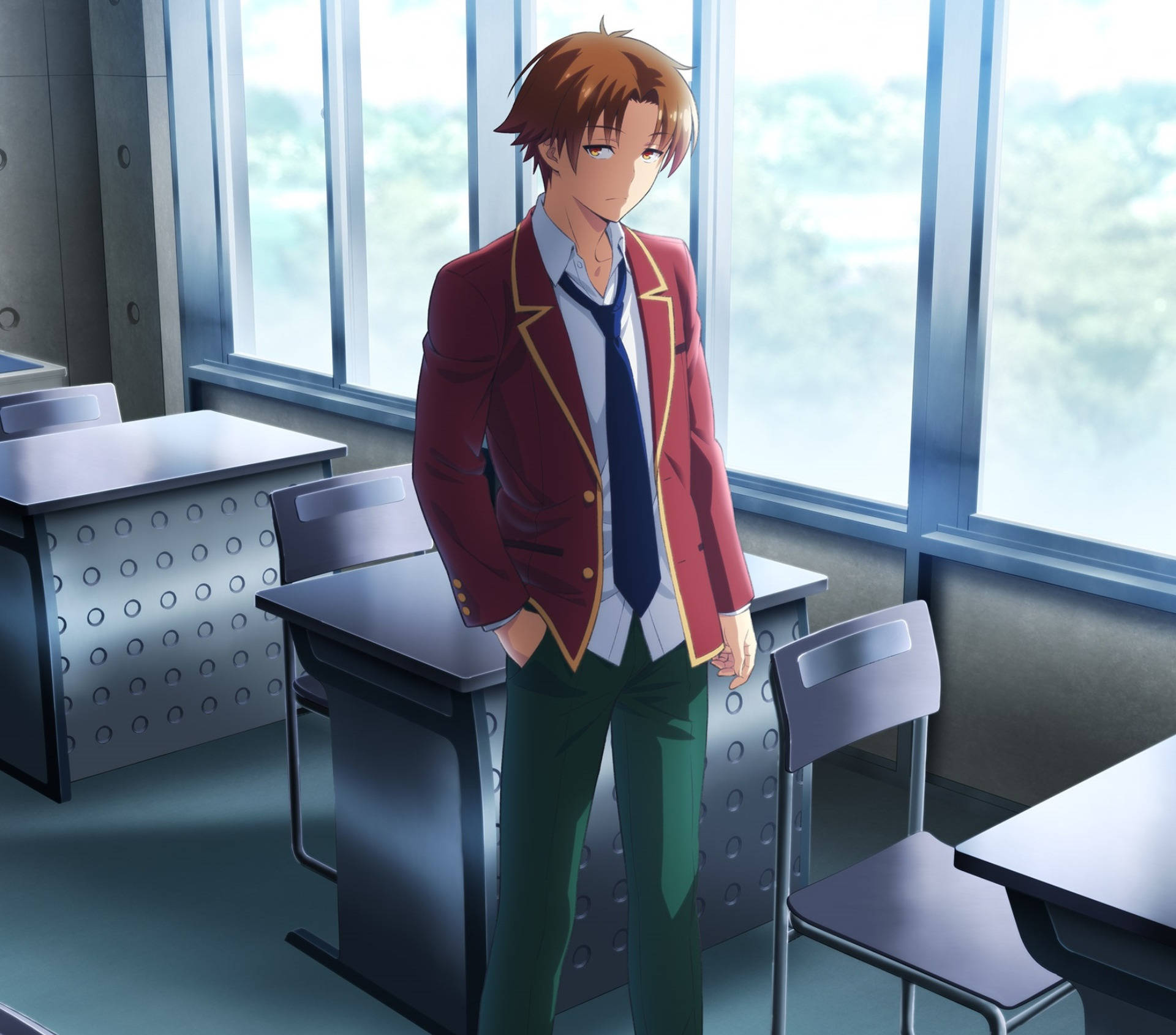 kiyotaka ayanokoji 桌布 壁紙 — 一個棕色頭髮的動漫男孩穿著紅色西裝外套，站在陽光充足的教室裡，課桌空著，窗戶很大。