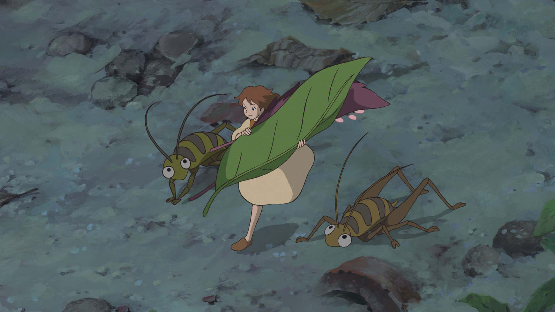 The Secret World Of Arrietty 桌布 壁紙 — 一個棕色頭髮的小女孩騎著一片巨大的綠色葉子，兩隻大蚱蜢陪伴她穿越岩石、長滿苔蘚的地形。