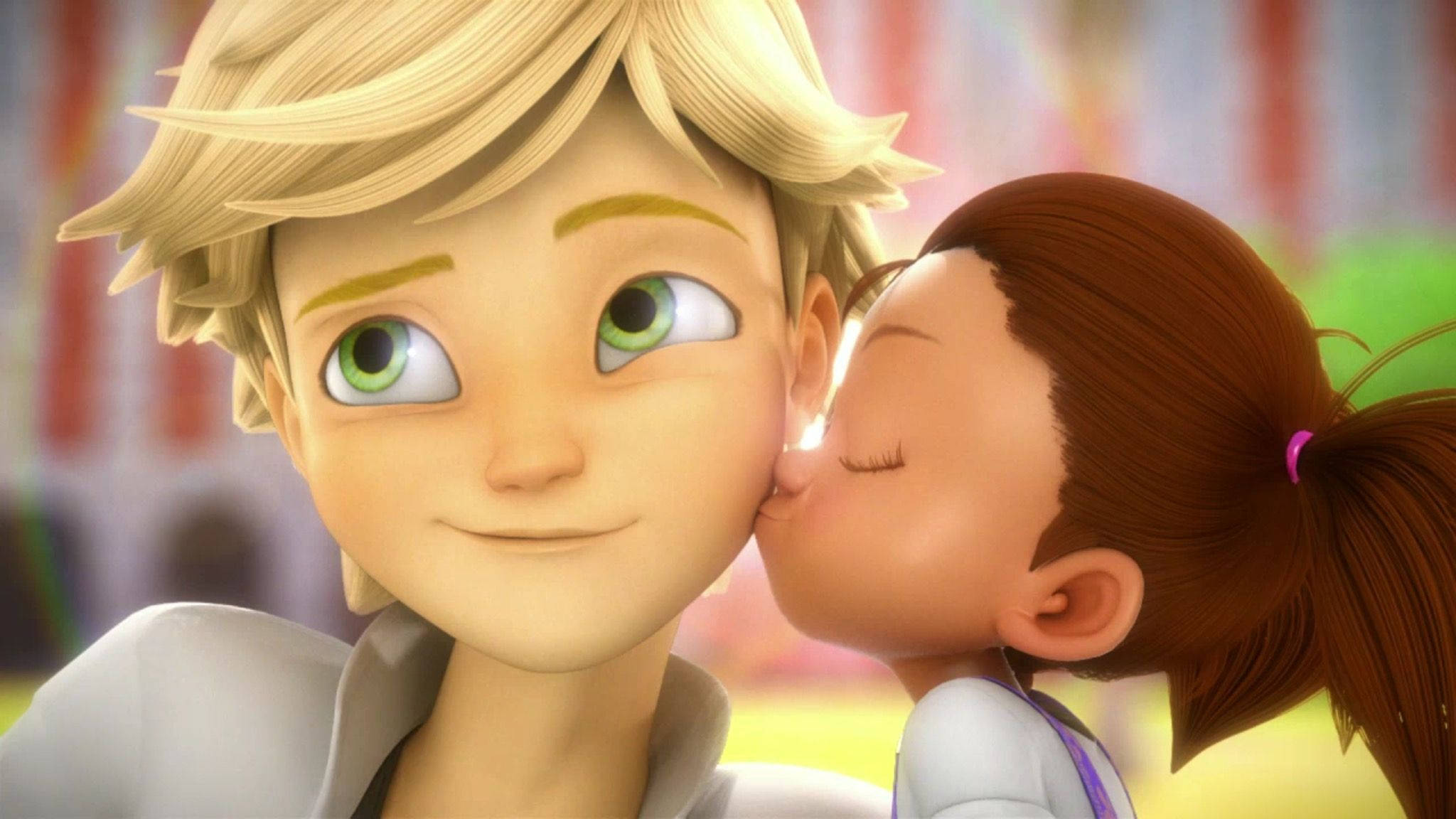 Adrien 桌布 壁紙 — 一個棕色頭髮的年輕女孩在溫暖的動畫場景中親吻一個微笑的綠眼男孩的臉頰。