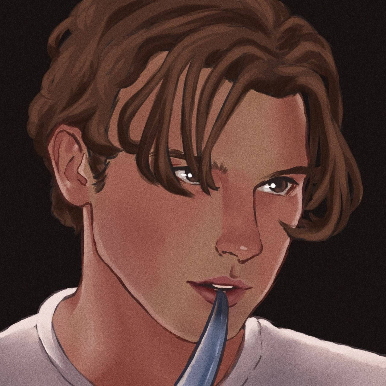 Billy Loomis 桌布 壁紙 — 一個棕色頭髮的年輕男子在黑暗背景中將一把藍色刀片貼在唇邊。