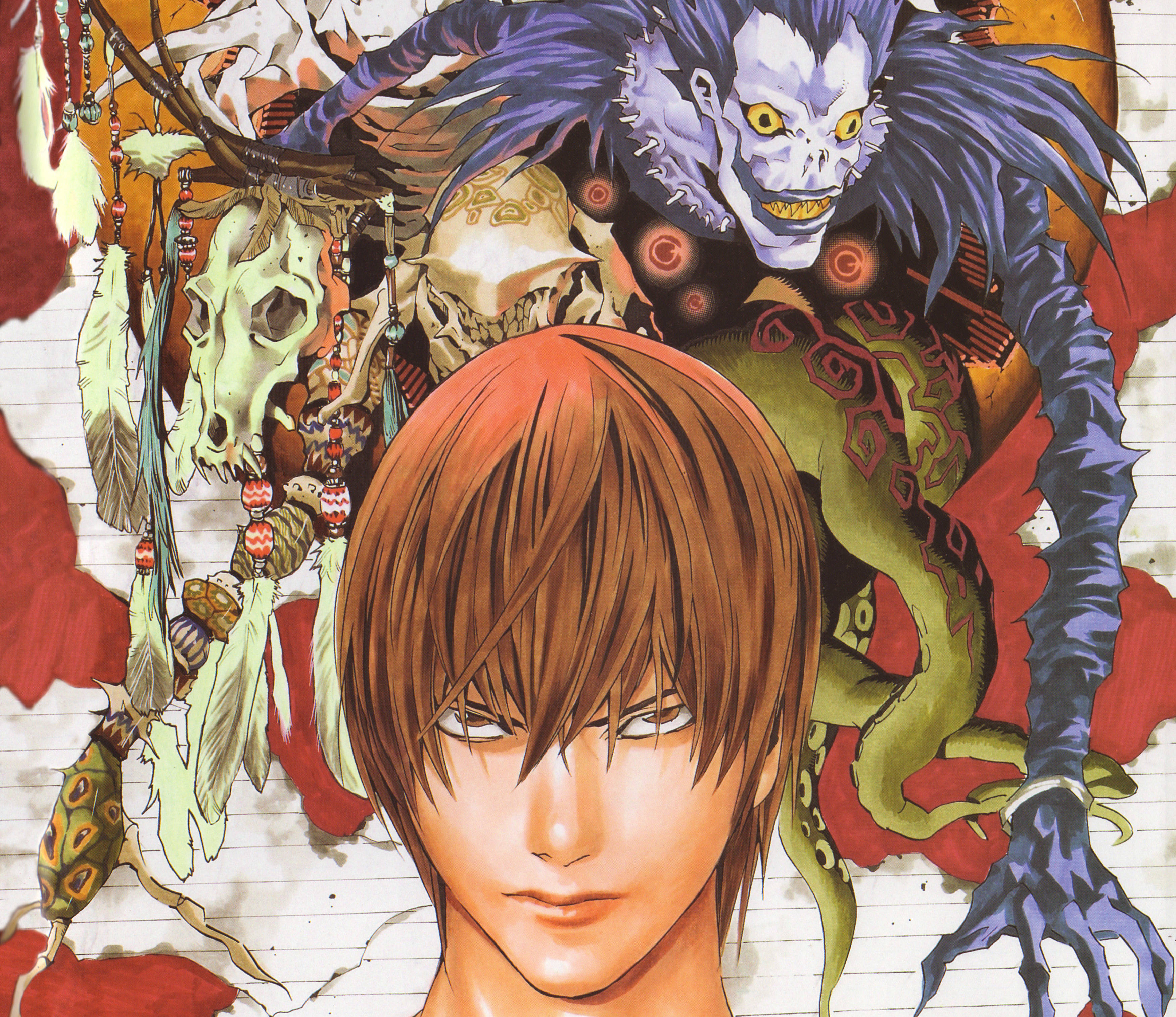 Ryuk 桌布 壁紙 — 一個棕色頭髮的年輕男子直視前方，一個藍色頭髮的骷髏惡魔在他身後聳立，周圍環繞著頭骨、羽毛和紅色布料。