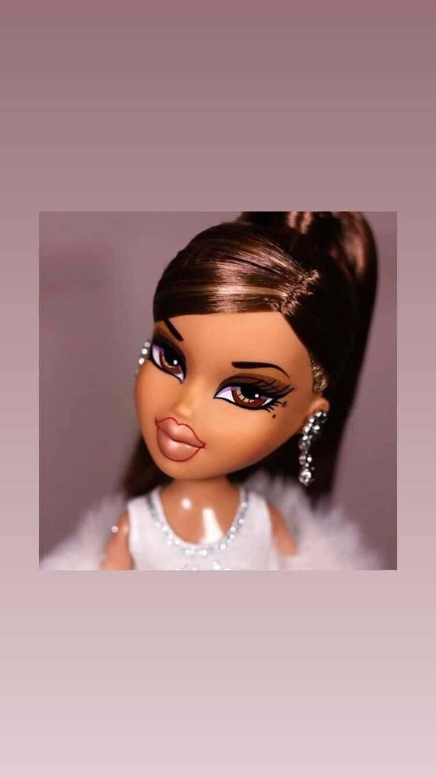 桌布 壁紙 — 一個棕色頭髮高馬尾的 Bratz 娃娃近照，身穿白色鑲寶石服裝和垂吊耳環。