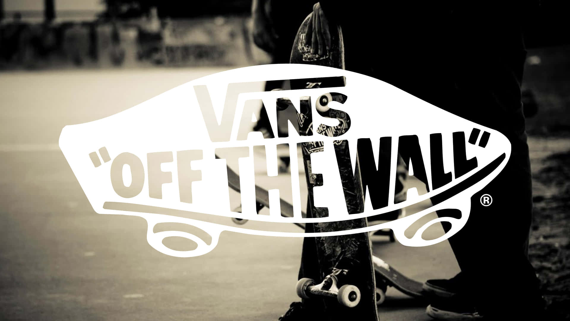 Vans 桌布 壁紙 — 一個棕褐色調的滑板特寫，Vans 'Off The Wall' 標誌顯眼地展示在板上。