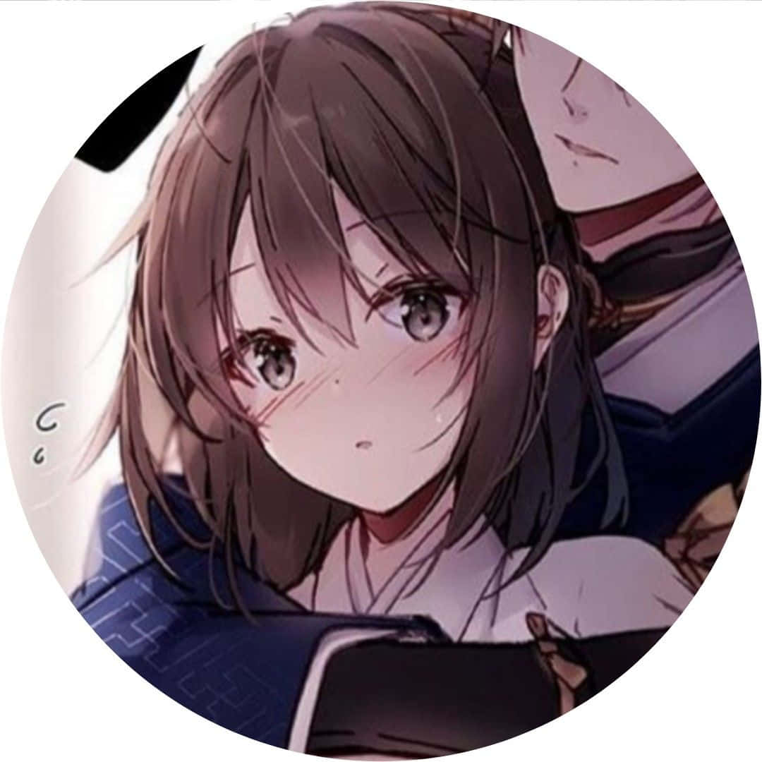 動漫女孩 桌布 壁紙 — 一個棕髮大眼動漫女孩的特寫，她害羞地向前看，同時拿著一本書。