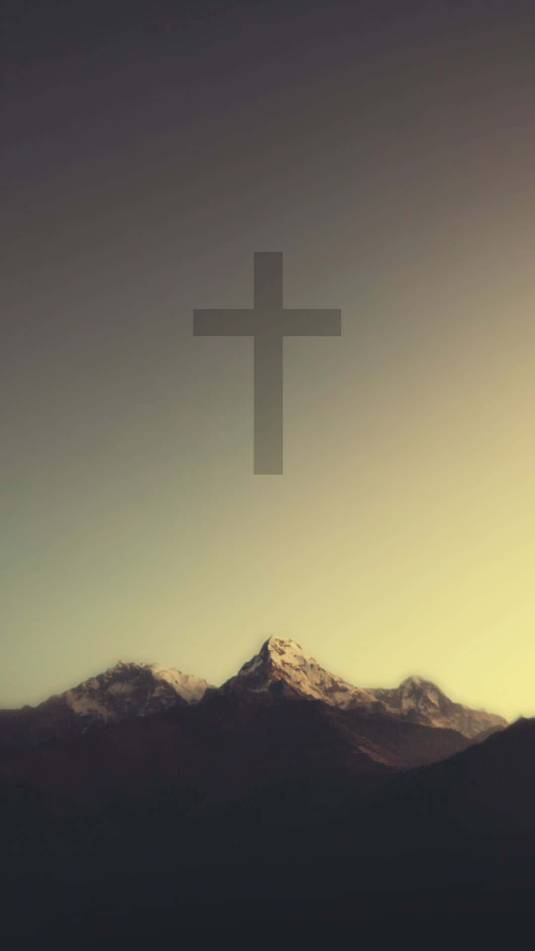 Cute Cross 桌布 壁紙 — 一個極簡主義的十字架漂浮在積雪覆蓋的山脈之上，背景是漸變的日落天空。