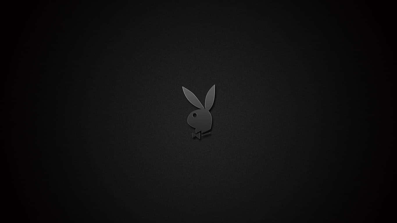 花花公子 桌布 壁紙 — 一個極簡主義的單色Playboy兔子標誌，居中放置在帶有細微漸變照明的紋理黑色背景上。