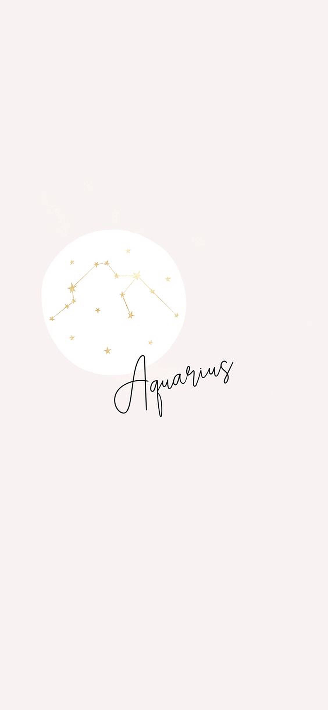 aquarius 桌布 壁紙 — 一個極簡主義的金色水瓶座星座設計，優雅地居中在柔和的腮紅背景上，並配有草書文字。