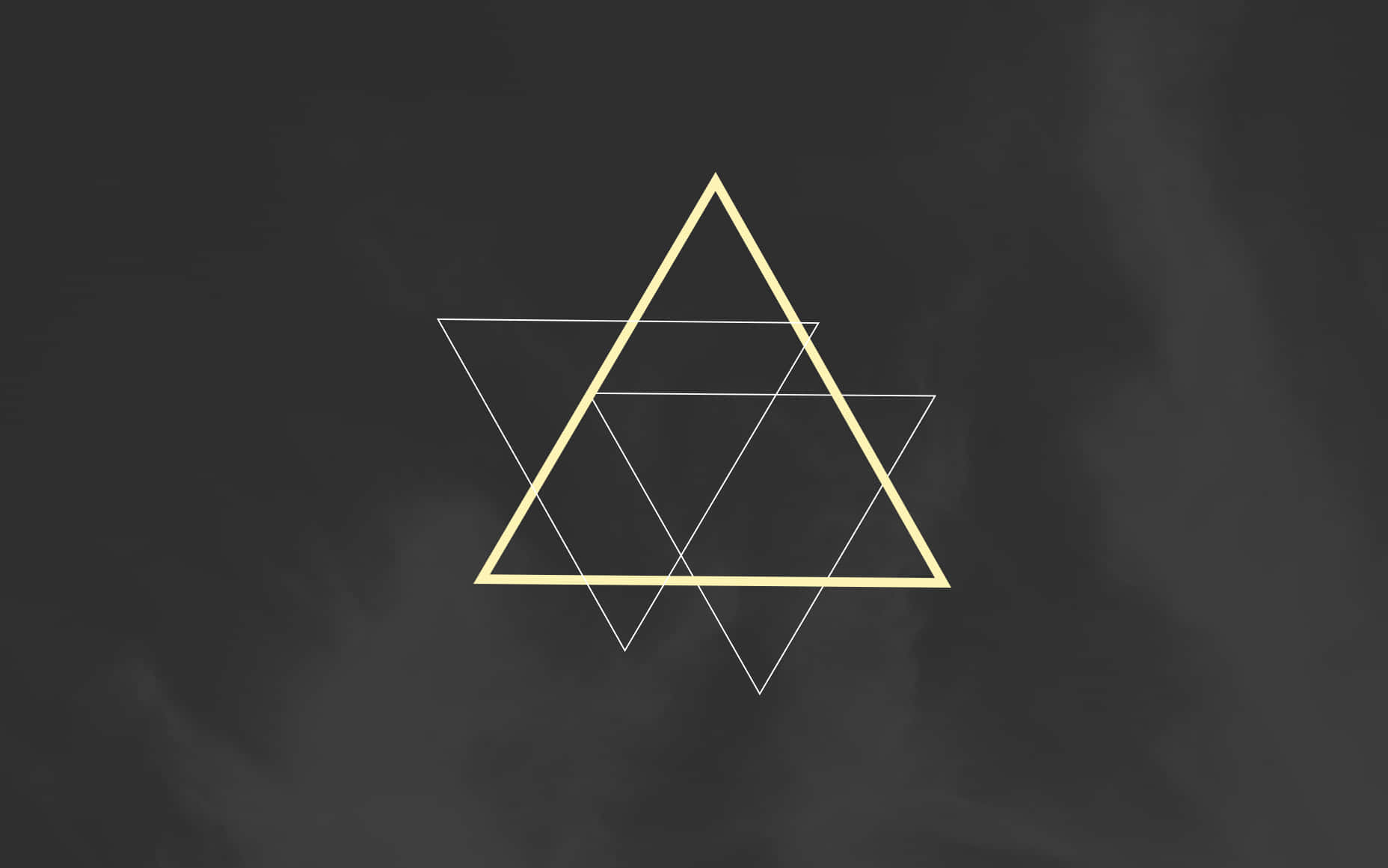 Minimalist HD Geometric Desktop 桌布 壁紙 — 一個極簡幾何星形，由金色和白色線條交錯的三角形在深色紋理背景上形成。