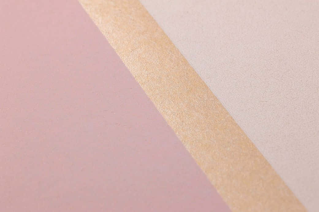 Light Pink And Gold 桌布 壁紙 — 一個極簡抽象構圖，由柔和的粉紅色和米色面板組成，並以帶紋理的金色對角線條分隔。