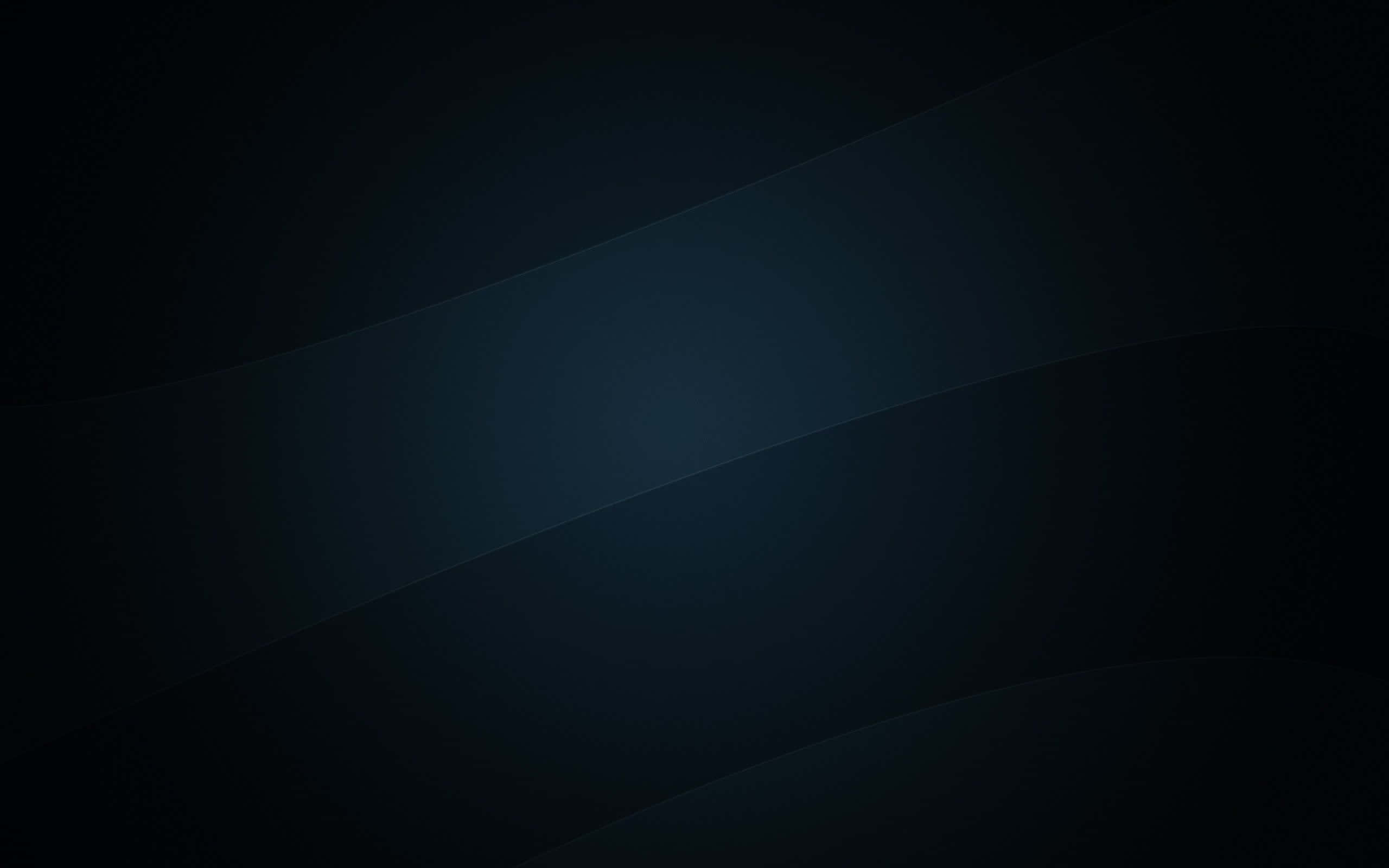 Simple Black 桌布 壁紙 — 一個極簡抽象背景，深藍色漸層和柔和對角光線條紋，襯托著黑暗虛空。