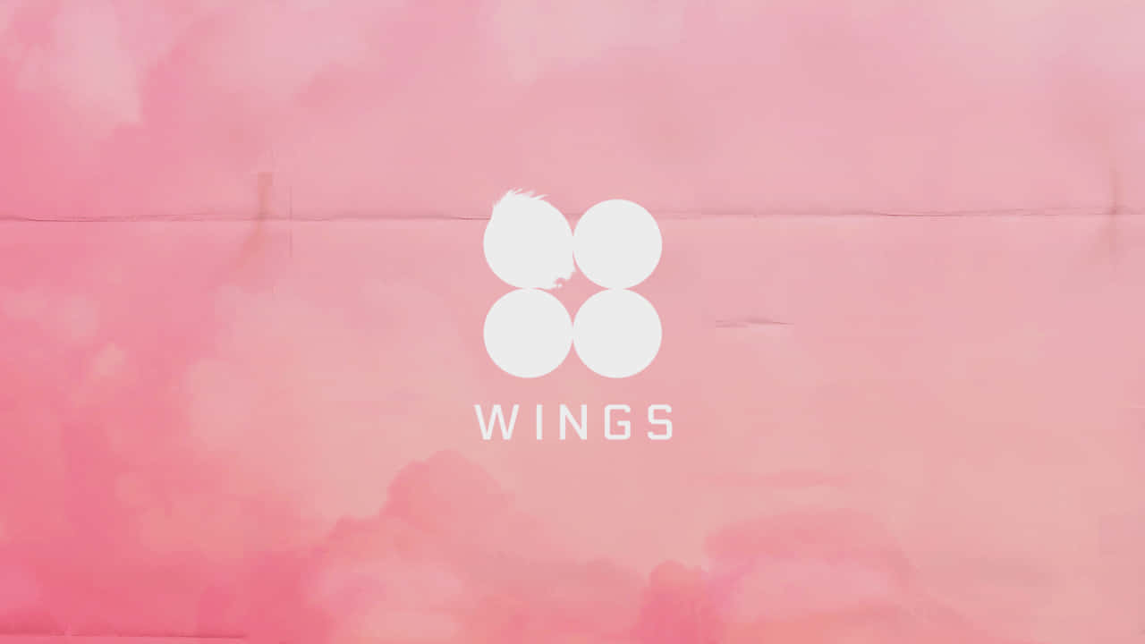 桌布 壁紙 — 一個極簡標誌，包含四個白色圓圈和單詞 WINGS 居中，背景為柔和粉紅色水彩。
